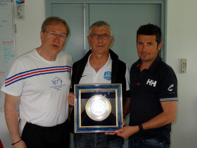 Jean-Claude Clerc reçoit pour le District du Jura le trophée Coup de Coeur par Jean-Luc Manso et Gilles Baudet